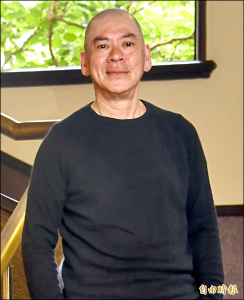 蔡明亮在臉書宣布周日將在捷運新店站公益開唱，助街友募款度過寒冬。（記者潘少棠攝）