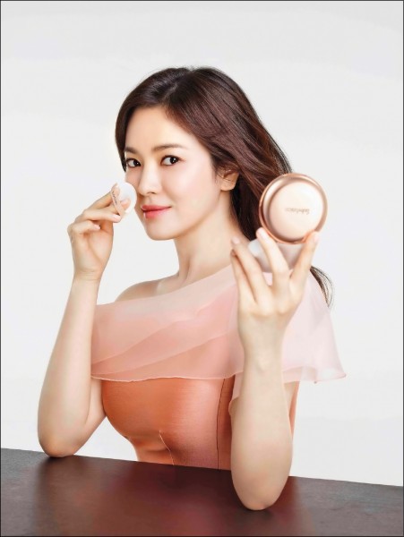 宋慧喬逆齡美顏成為雪花秀最佳代言人。
