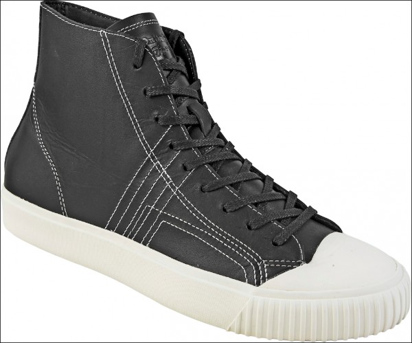 Onitsuka Tiger OK Basketball系列皮革款，3,300元。微風南山atré概念店即日起獨家首賣。