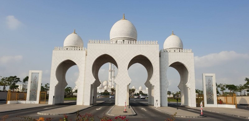 蘇逸洪日前造訪阿布達比大清真寺，該建築堪稱伊斯蘭美學。（蘇逸洪提供）