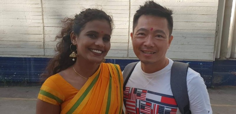 誇張的是，蘇逸洪（右）還跑到印度開「第三隻眼」。（蘇逸洪提供）