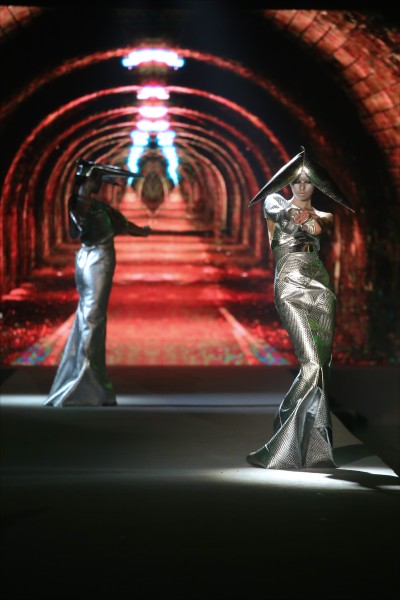 台北魅力展秀場高畫質的LED螢幕可以投射出逼真的影像，讓看秀觀眾更進入情境，圖為ASUS X 陳科維Alexander Ling Chen。