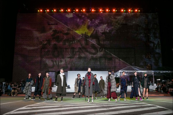 「台北時裝週Vogue全球購物夜」舞台設於主辦單位台北市政府東大門前廣場，結合數位投影。