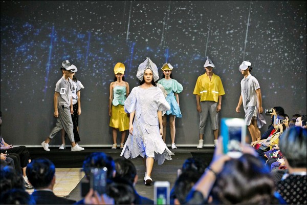 台南時裝週「FASHION ×ART」時尚藝術秀，圖為和明紡織Weavism和設計師林純升的合作。