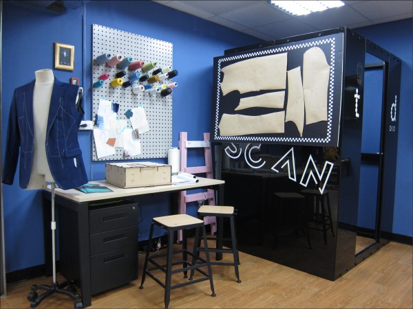 「台北好時尚」於永樂市場4樓開闢「T Fashion時尚實驗基地」，引進TG3D數位量身科技，可幫助設計師更快看到設計實際穿上身的樣子。