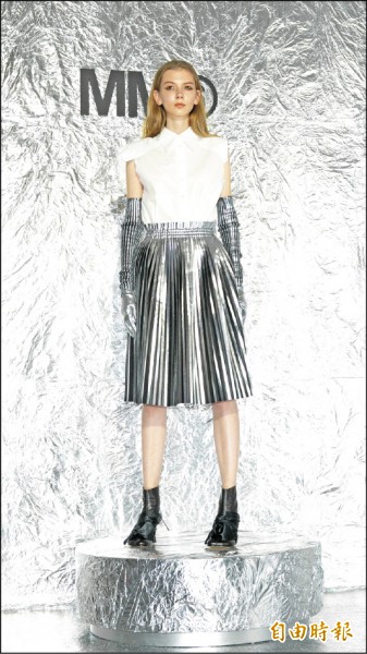 MM6的店裝呼應秋冬系列的銀色光影。（記者陳逸寬攝）
