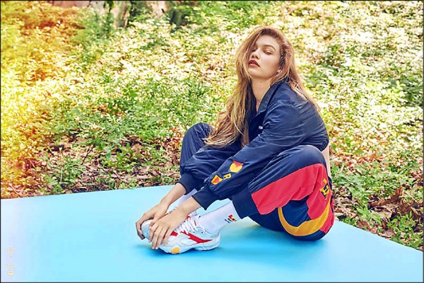 名模Gigi Hadid與Reebok推出聯名系列，打造復古運動風。