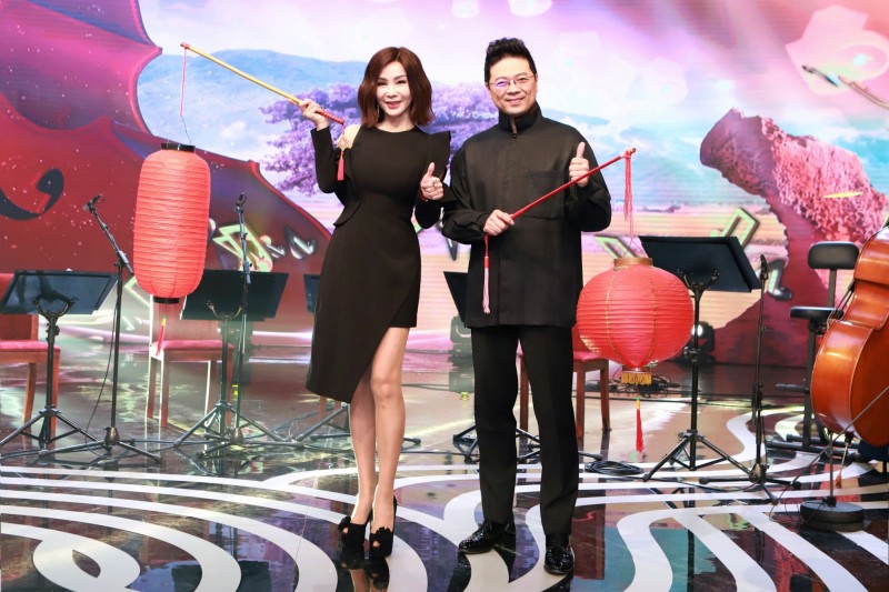 陳美鳳（左）向李哲藝學習指揮。（民視提供）