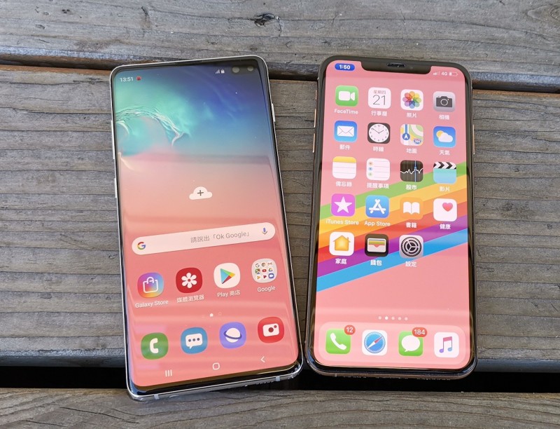三星S10+（左）採用開孔螢幕設計，跟蘋果iPhone Xs Max（右）的瀏海螢幕，有很大的不同。（記者吳佩樺攝）