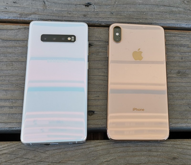 三星S10+（左）為橫列三鏡頭設計，蘋果iPhone Xs Max（右）是直列雙鏡頭。（記者吳佩樺攝）