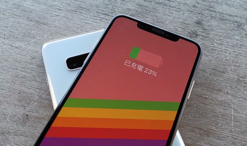 三星S10+搭載反向無線充電，能變身無線充電板，替其他手機充電。（記者吳佩樺攝）