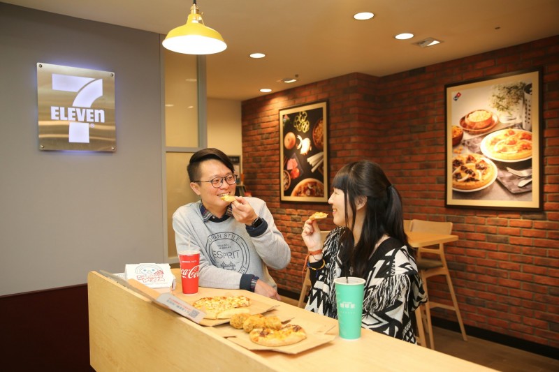 「7-ELEVEN X達美樂複合店」重新規劃設計的用餐情境，備有舒適優雅的座椅休憩專區可即時用餐。（7-ELEVEN提供）