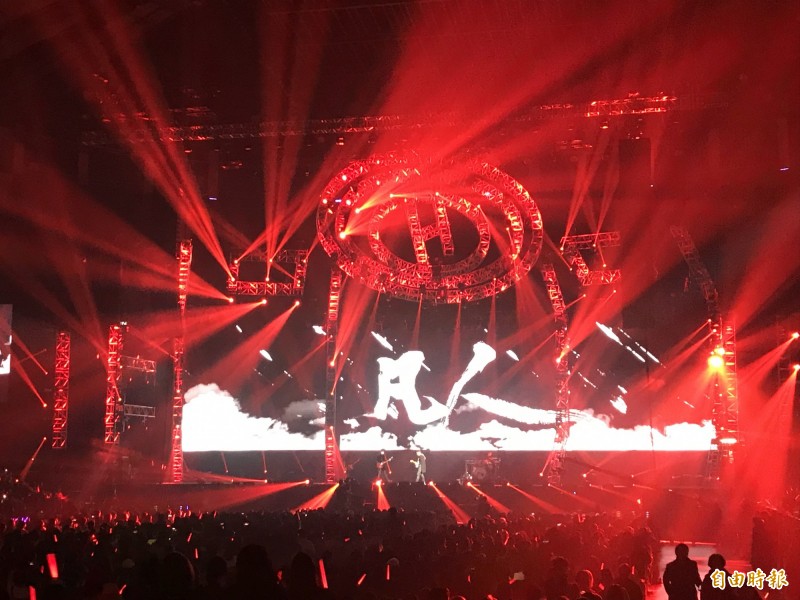 五月天獻唱《凡人歌》。（記者陳慧玲攝）