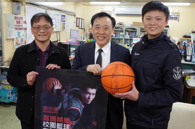 桃園市體育局長、前跆拳道國手莊佳佳(右)鼓勵萬能科大莊暢校長(中)、主任秘書徐振雄(左)繼續推廣籃球友誼賽。(萬能科大提供) 桃園市體育局長、前跆拳道國手莊佳佳(右)鼓勵萬能科大莊暢校長(中)、主任秘書徐振雄(左)繼續推廣籃球友誼賽。(萬能科大提供)