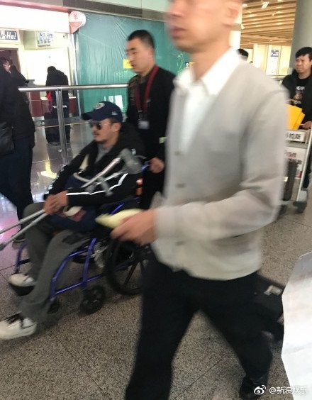 吳京今早被網友目擊被人推輪椅現身。（翻攝自微博）