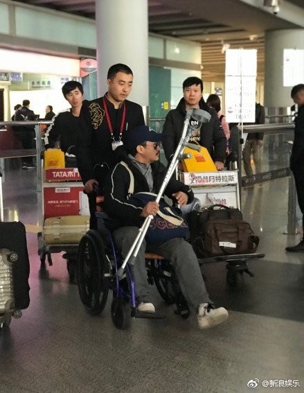 吳京今早被網友目擊被人推輪椅現身。（翻攝自微博）