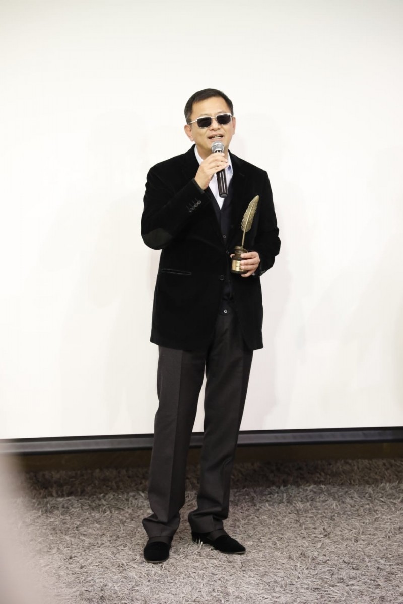 導演王家衛獲頒香港電影編劇家協會「榮譽大獎」，笑說協會還他清白。（澤東提供）