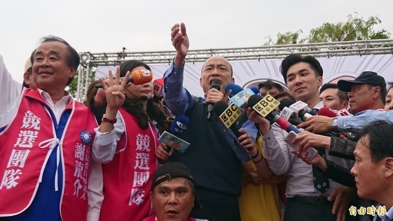 王又正（右）日前與東森女記者採訪立委補選，爆發嚴重推擠躍成新聞話題。（資料照）