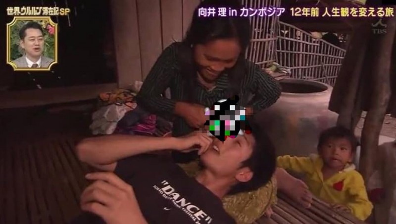 嚇死人！人妻掀衣擠奶幫男神「洗眼睛」