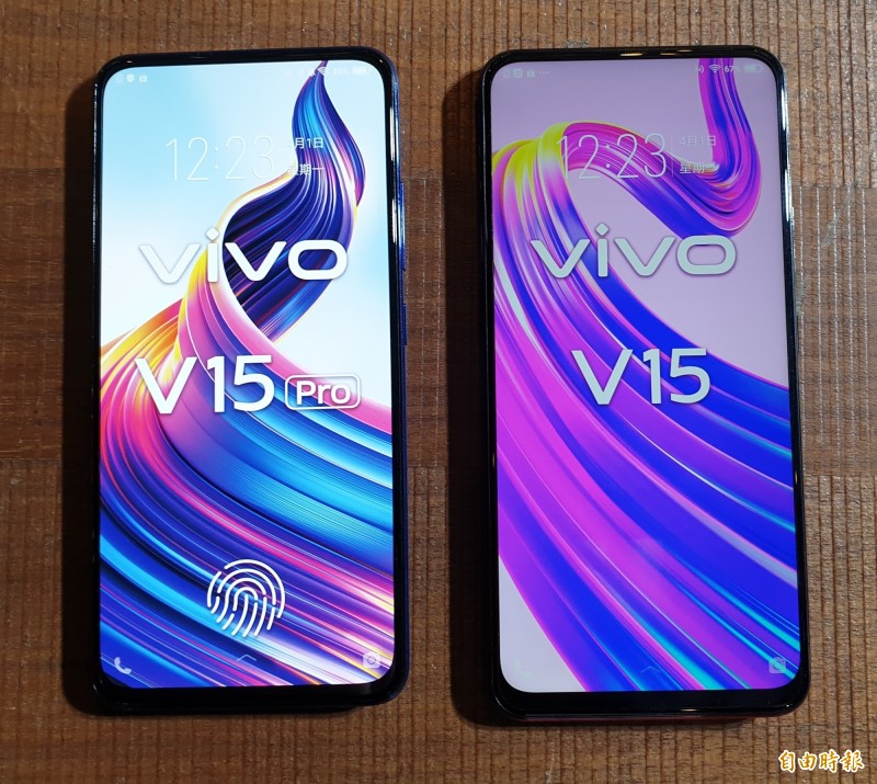 vivo V15、V15 Pro分別搭載6.53吋（右）、6.39吋（左）螢幕。（記者吳佩樺攝）