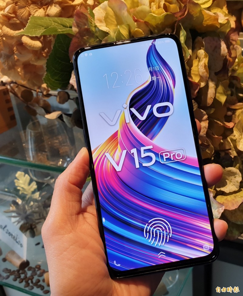 vivo V15 Pro螢幕佔比高達91.64%。（記者吳佩樺攝）