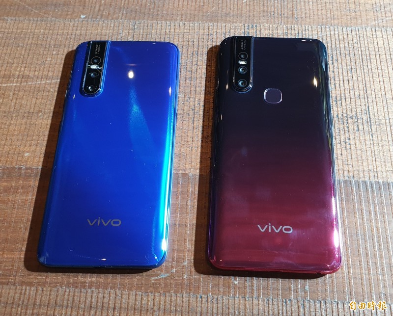 從機背可明顯分辨二款手機，vivo V15設置傳統的機背指紋辨識鍵。（記者吳佩樺攝）