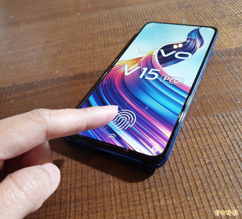 V15 Pro具備螢幕指紋辨識。（記者吳佩樺攝）