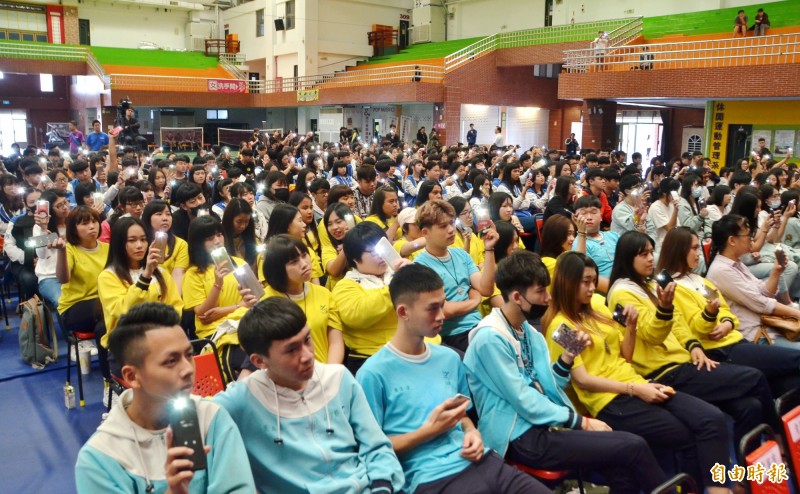 黃國倫演唱時,台下學子聽得入神。(記者吳俊鋒攝) 黃國倫演唱時,台下學子聽得入神。(記者吳俊鋒攝)
