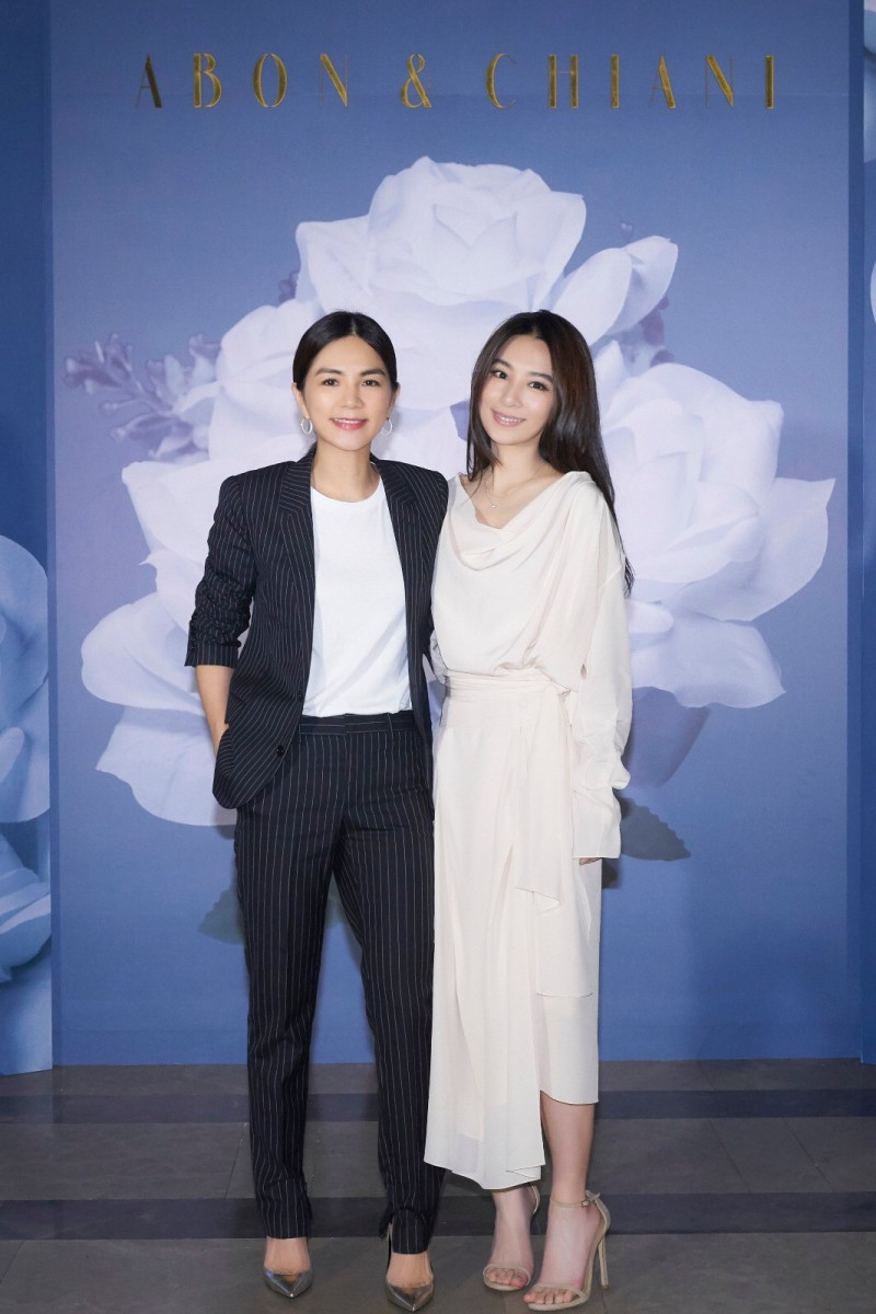 Ella（左）、Hebe盛裝出席婚禮。（華研提供）