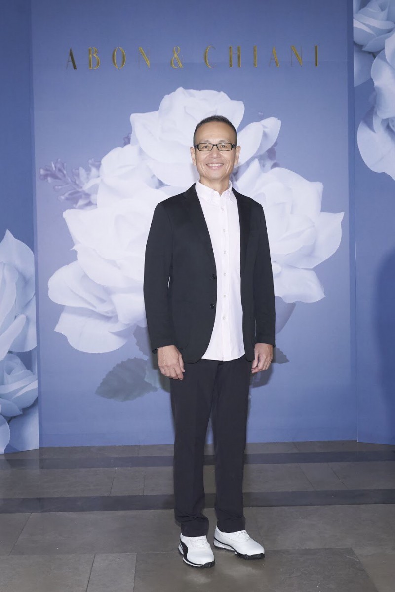 任爸代替Selina為尤秋興送上祝福。（華研提供）