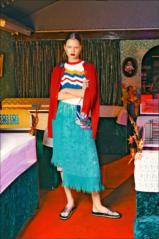 Kolor春夏女裝系列在日本傳統卡拉OK的包廂內拍攝，阿部潤一希望展示Kolor的衣服如何融入到日常生活當中，又帶著不合時宜的衝突矛盾感。