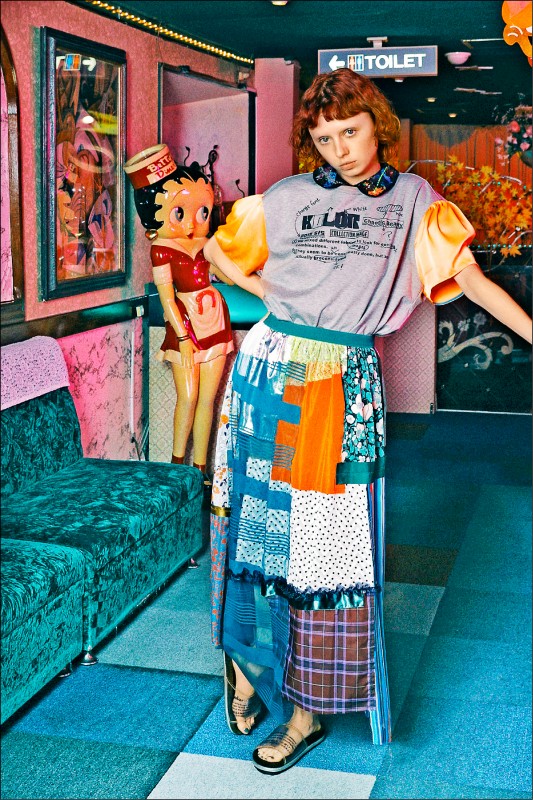 Kolor春夏女裝系列在日本傳統卡拉OK的包廂內拍攝，阿部潤一希望展示Kolor的衣服如何融入到日常生活當中，又帶著不合時宜的衝突矛盾感。