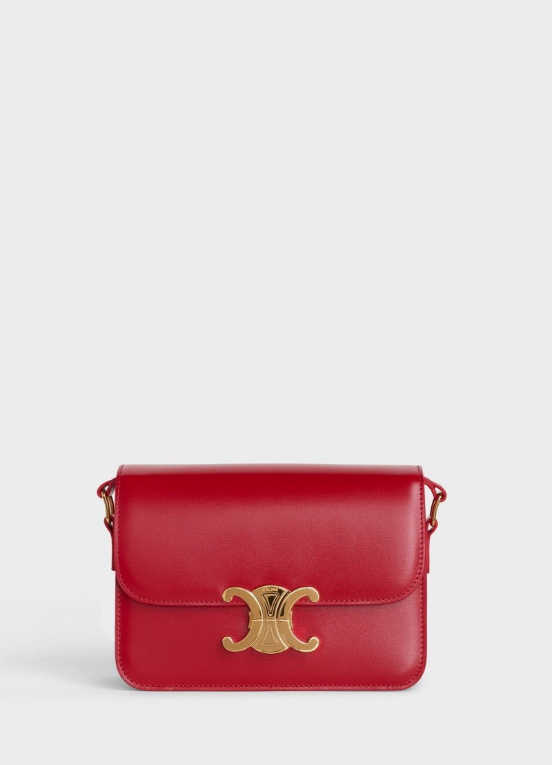 CELINE Triomphe鮮紅色光滑小牛皮小型肩背包。（CELINE by HEDI SLIMANE提供）