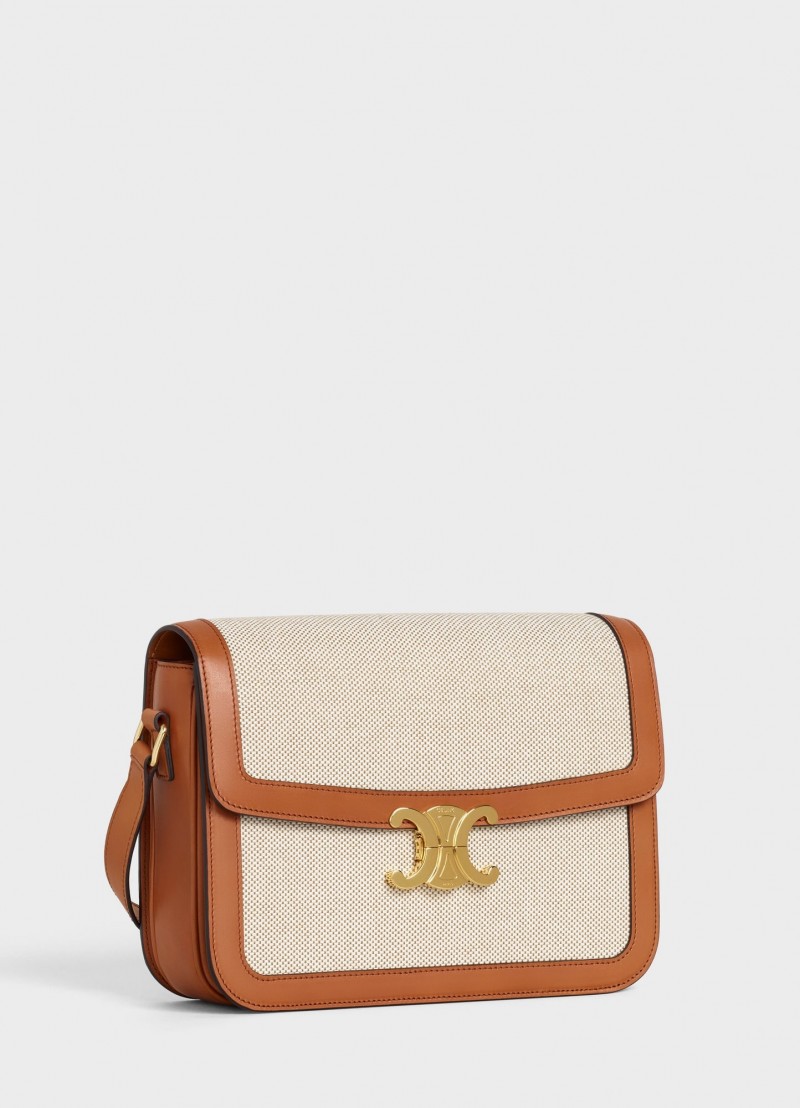 CELINE Triomphe織布黃褐色小牛皮大型肩背包。（翻攝自CELINE.COM）