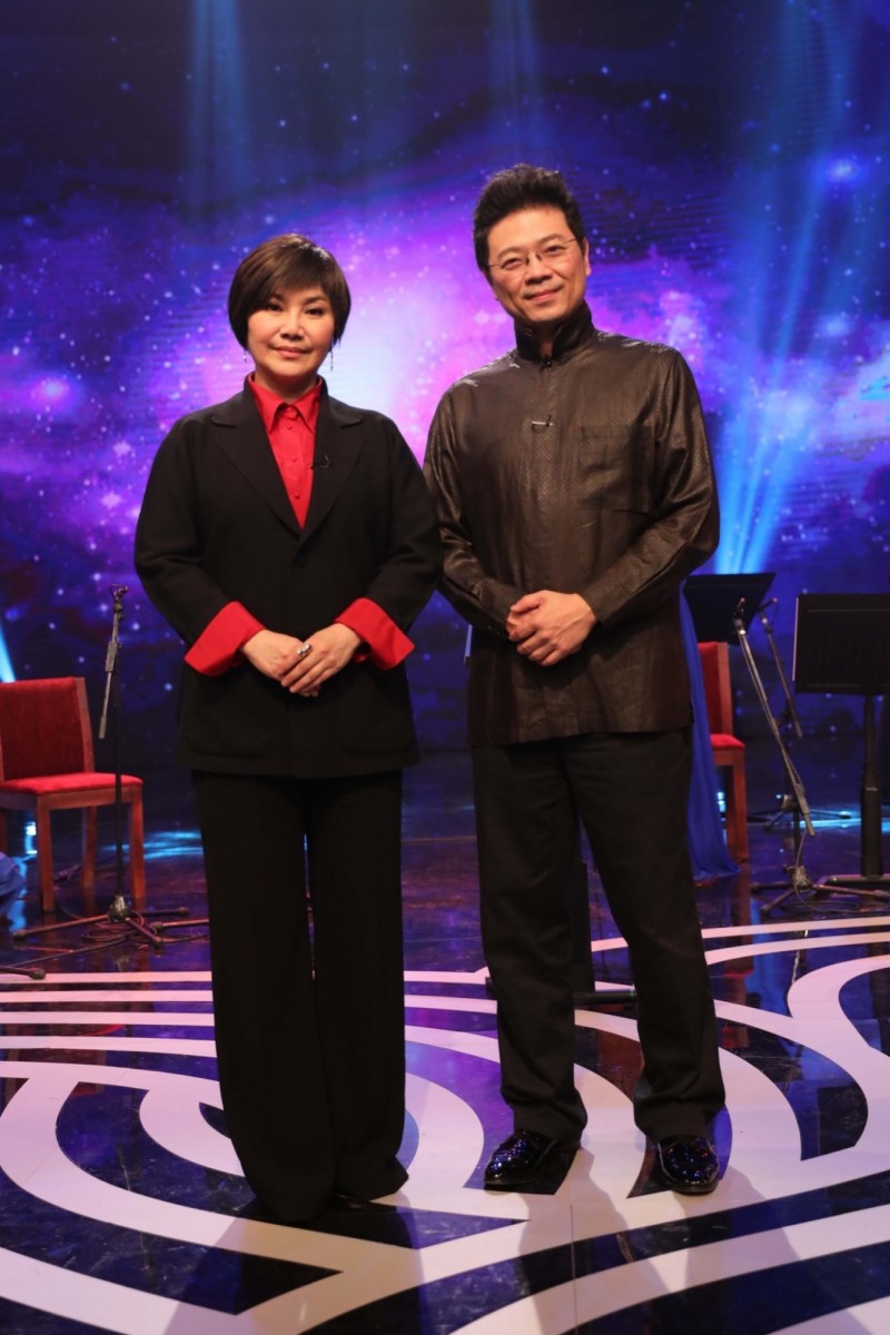 唐美雲（左）上《台灣的聲音》接受主持人李哲藝訪問。（民視提供）