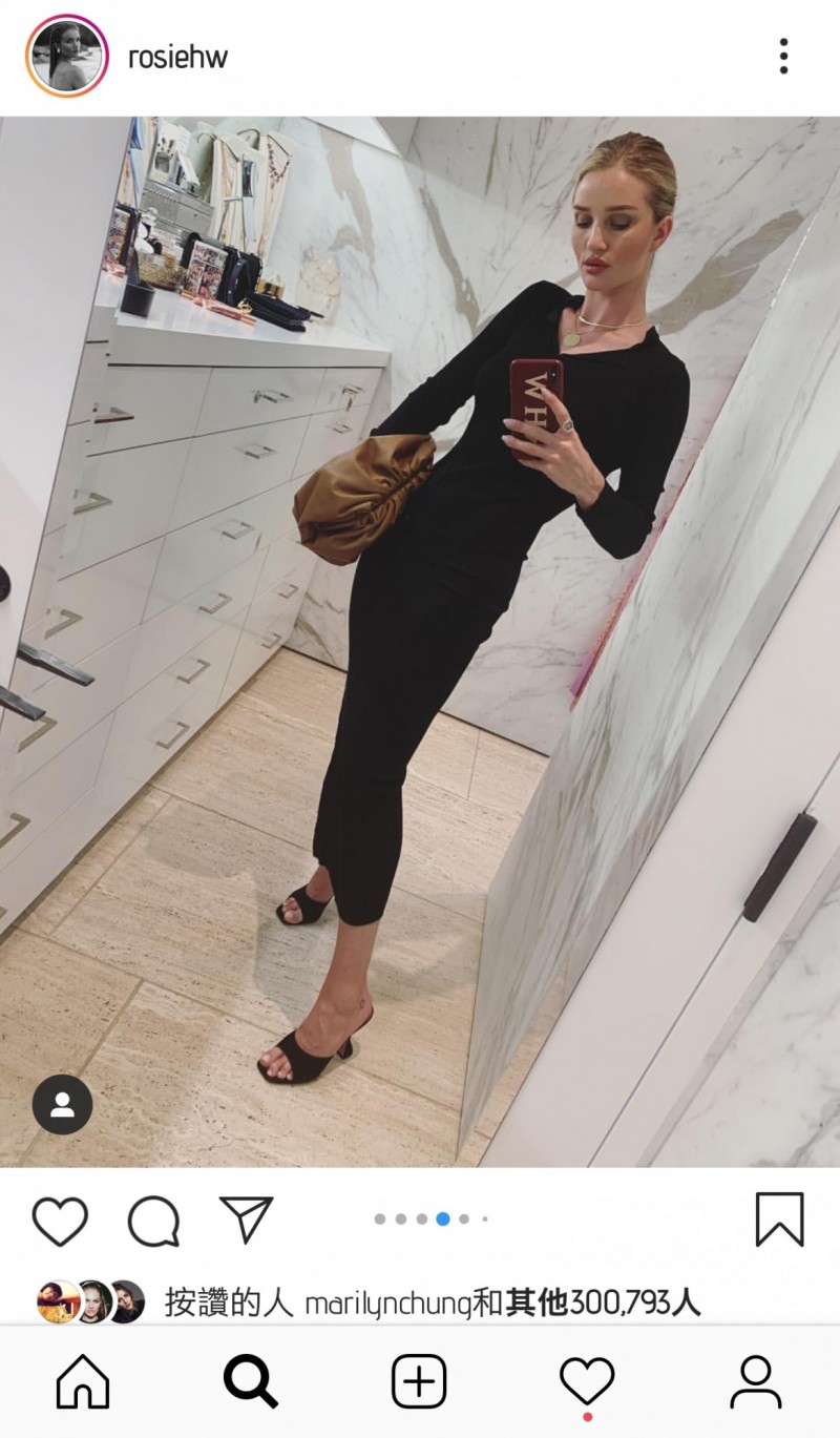 週四：蘿西．杭汀頓．懷莉穿小黑洋裝搭配高跟涼鞋，展現凹凸有致的身材，手挽Bottega Veneta The Pouch手拿包，適合赴宴。（翻攝自IG@rosiehw）