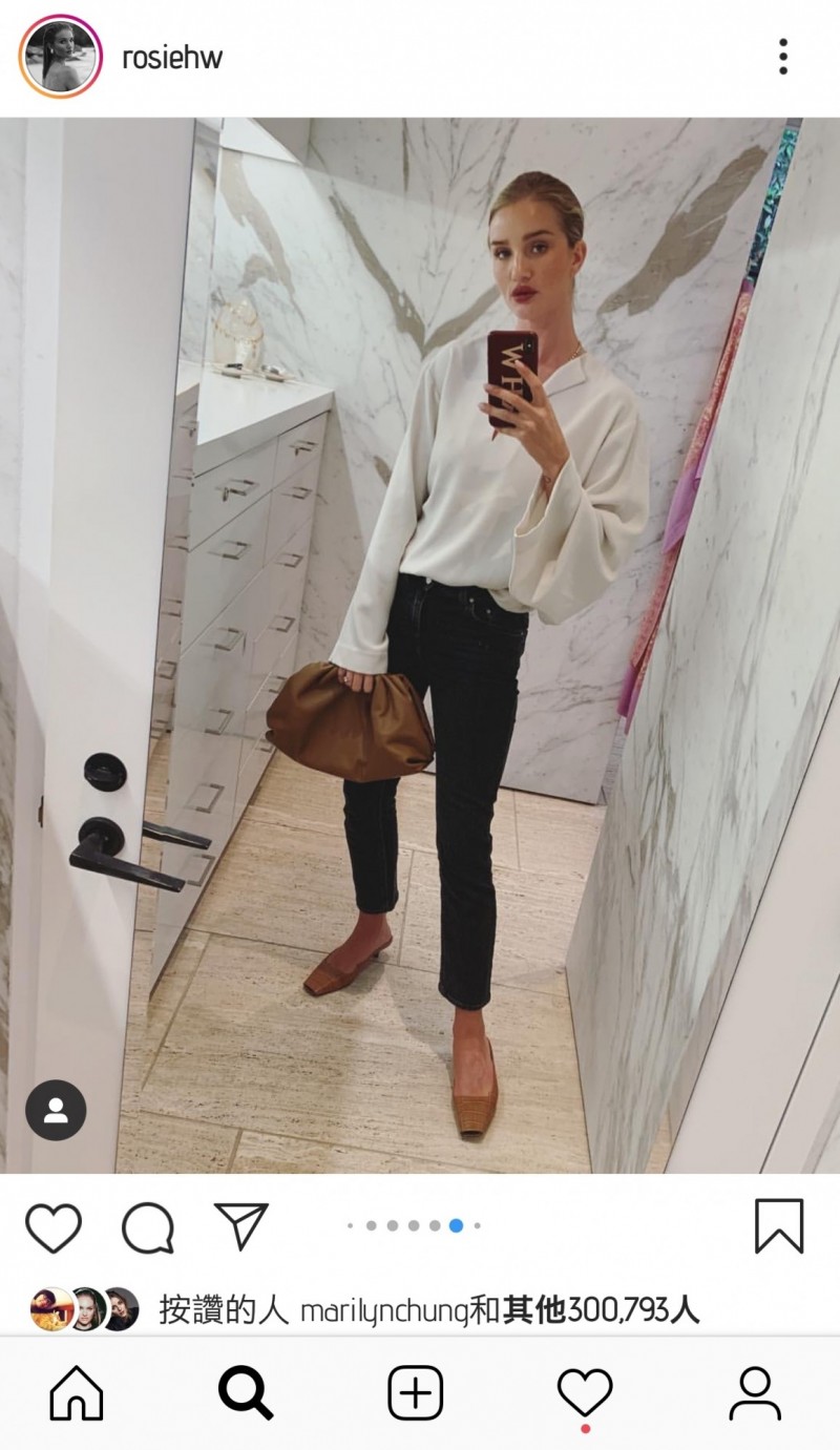 週六：蘿西．杭汀頓．懷莉以誇張袖攏上衣搭配窄管9分牛仔褲與低跟包鞋，手抓Bottega Veneta The Pouch手拿包，適合周末出門吃早午餐逛街。（翻攝自IG@rosiehw）