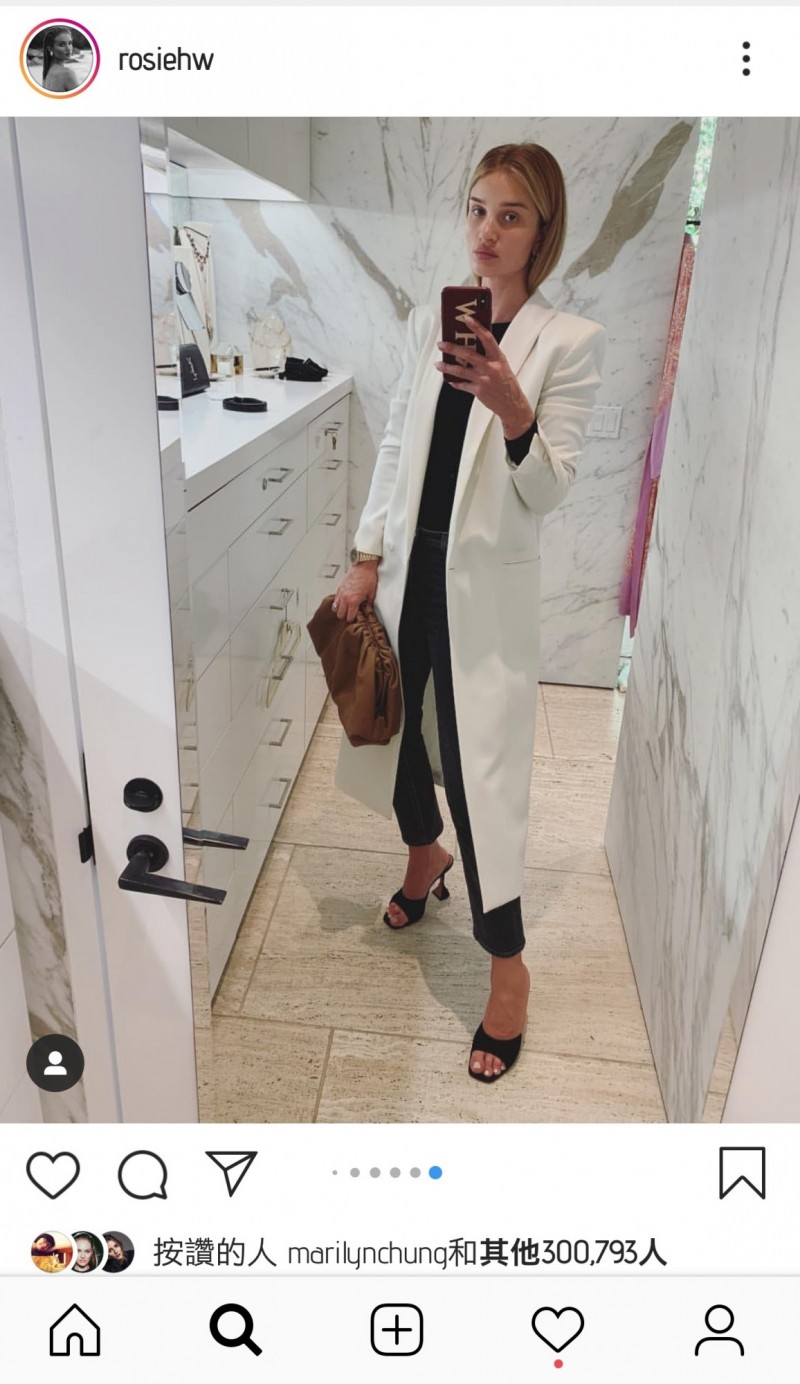 週日：蘿西．杭汀頓．懷莉以白色大衣為穿搭重點，內搭輕鬆的黑色T恤長褲，手抓Bottega Veneta The Pouch手拿包，與家人聚會既時髦又不會太拘束。（翻攝自IG@rosiehw）