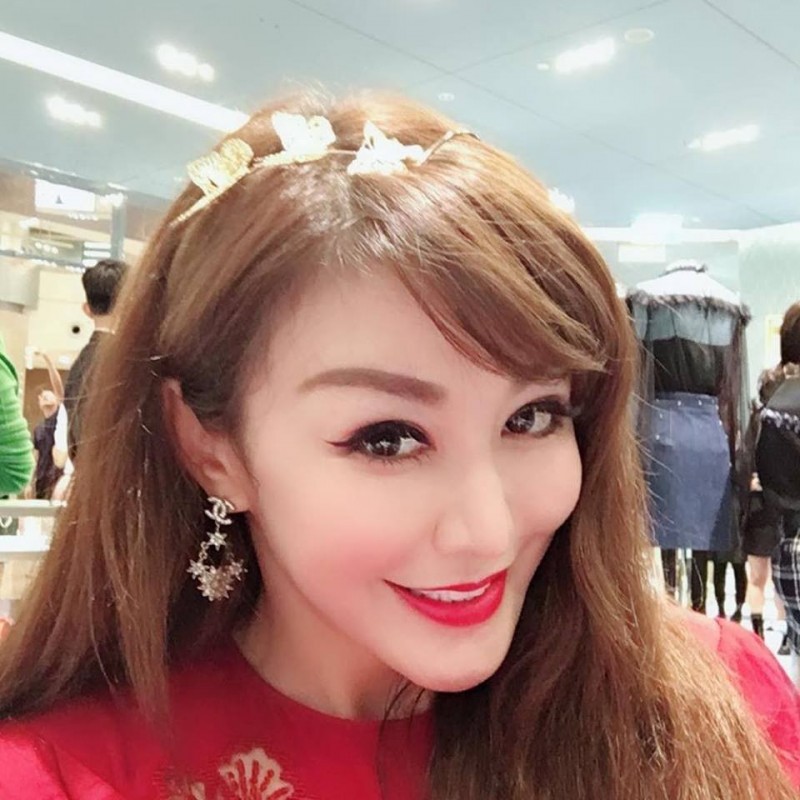 潑辣帝寶貴婦大走鐘 李珍妮醋勁大發怒寫「狗女人」 - 自由娛樂