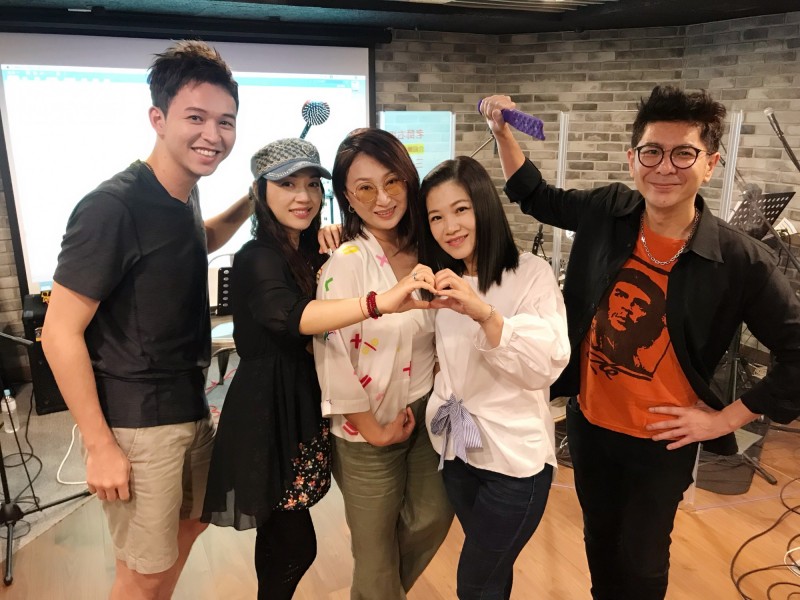 李子森、荒山亮帶按摩小物來替3人加油打氣。（勝駿娛樂提供）