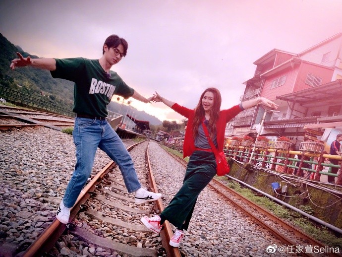 Selina（右）認愛小11歲鮮肉張軒睿，兩人是否真的交往，雙方未把話說死。（翻攝自微博）
