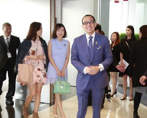 李澤楷笑開懷和女友郭嘉文同框合影。（香港頭條日報）