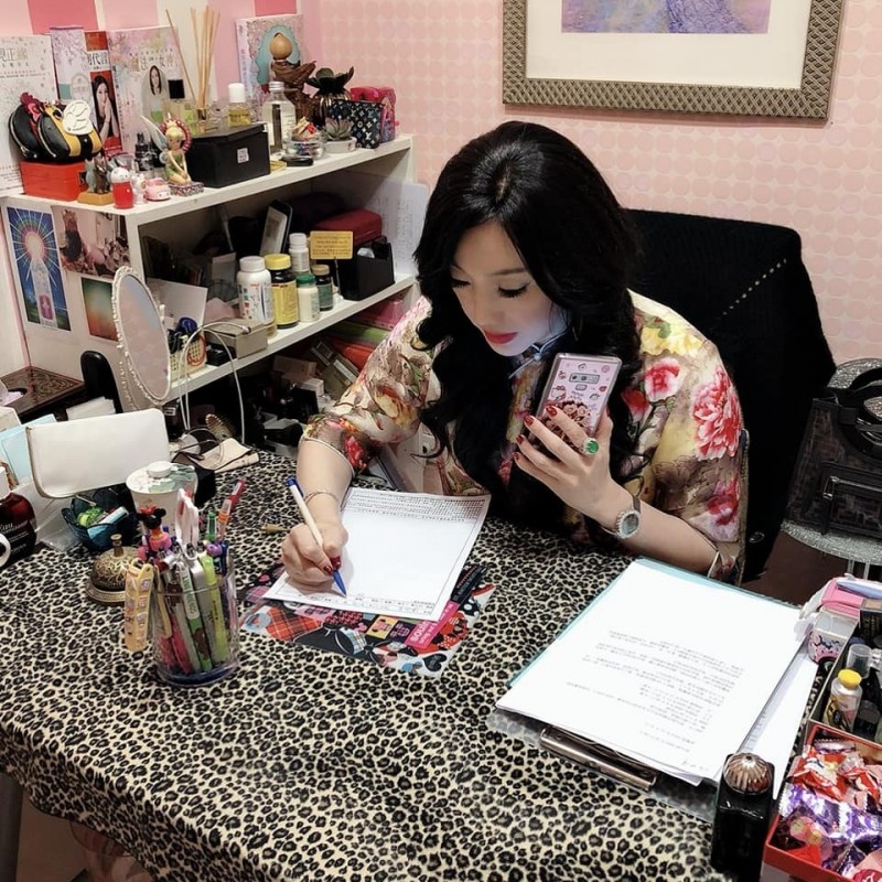 沈嶸曾多次為名人通靈。（翻攝自臉書）