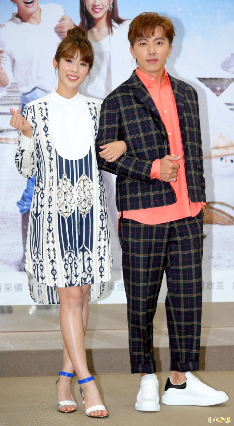 （影音）林思宇爽吃偶像坤達 又摸又親「忘了他有老婆」 - 自由娛樂