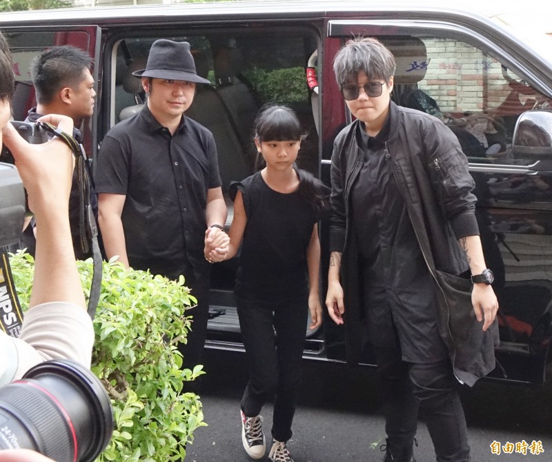 喬媽劉芃昀告別式，左起為喬爸、喬喬、喬喬經紀人。（記者潘少棠攝）