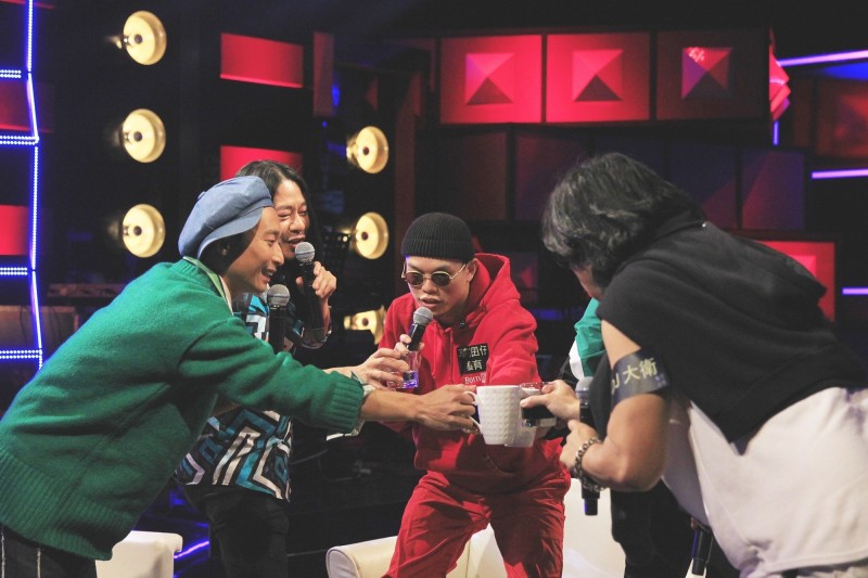 浩子與乱彈阿翔主持的《台灣金頌》，本週暢聊主題「呼乾啦歌單」。（公視提供）