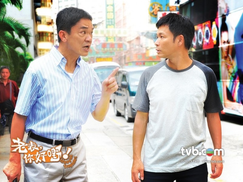 黃光亮（左）2012年回歸TVB演出港劇《老表，你好嘢！》，之後也參與多部戲劇演出。（翻攝自tvb.com）