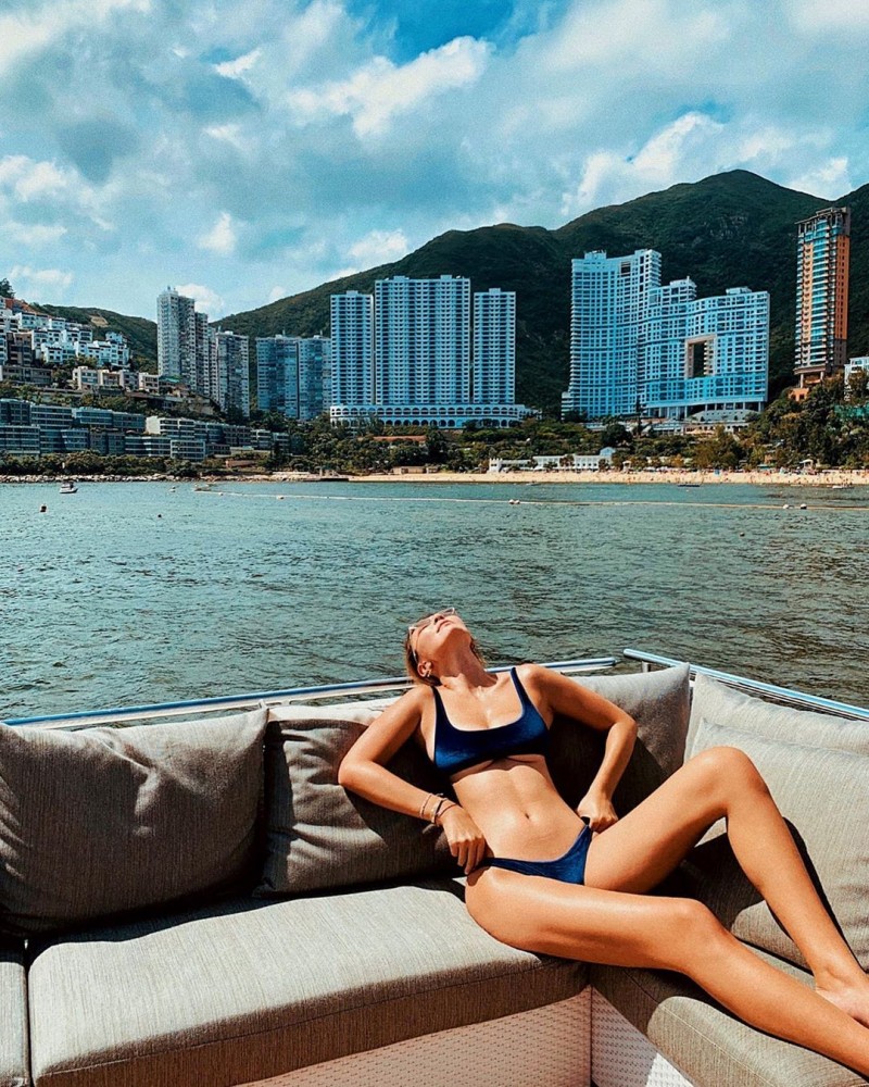 王麗嘉近日再曬出做日光浴的照片。（翻攝自王麗嘉IG）