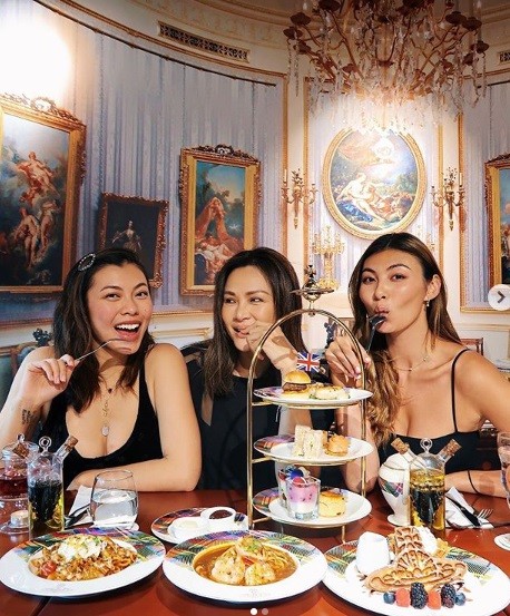 王麗嘉（左）與媽媽（中）、姐姐一起吃美食。（翻攝自王麗嘉IG）