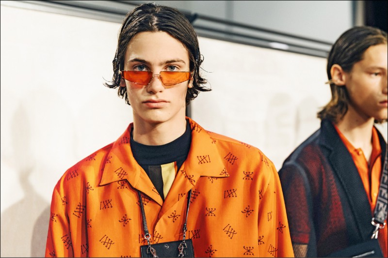 Fendi模特兒「半戴」FENDI FIEND太陽眼鏡，散發復古未來感。